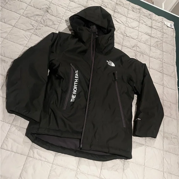 North Face Boys black dryvent ski jacket. Excellent used condition. Size 12. - Picture 2 of 7